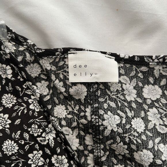 Offer a Price Francesca’s Bette Floral Wrap Blouse Size XXS - Picture 4 of 8